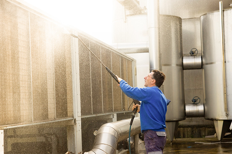 Blogs_Page_750X500_UV-C_coil_cleaning_why_manual_cleaning_is_costing_you_money.jpg