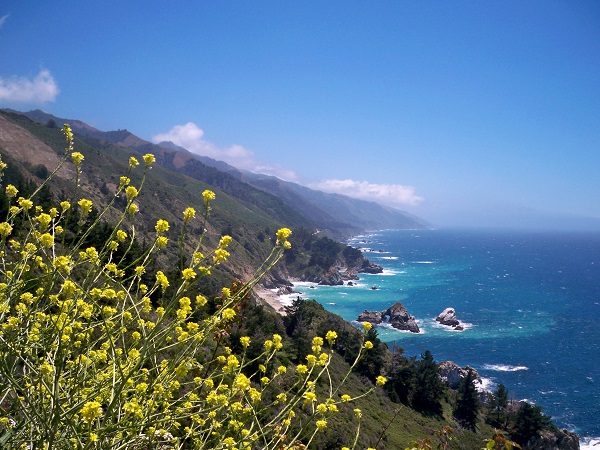 Mountains by the ocean 